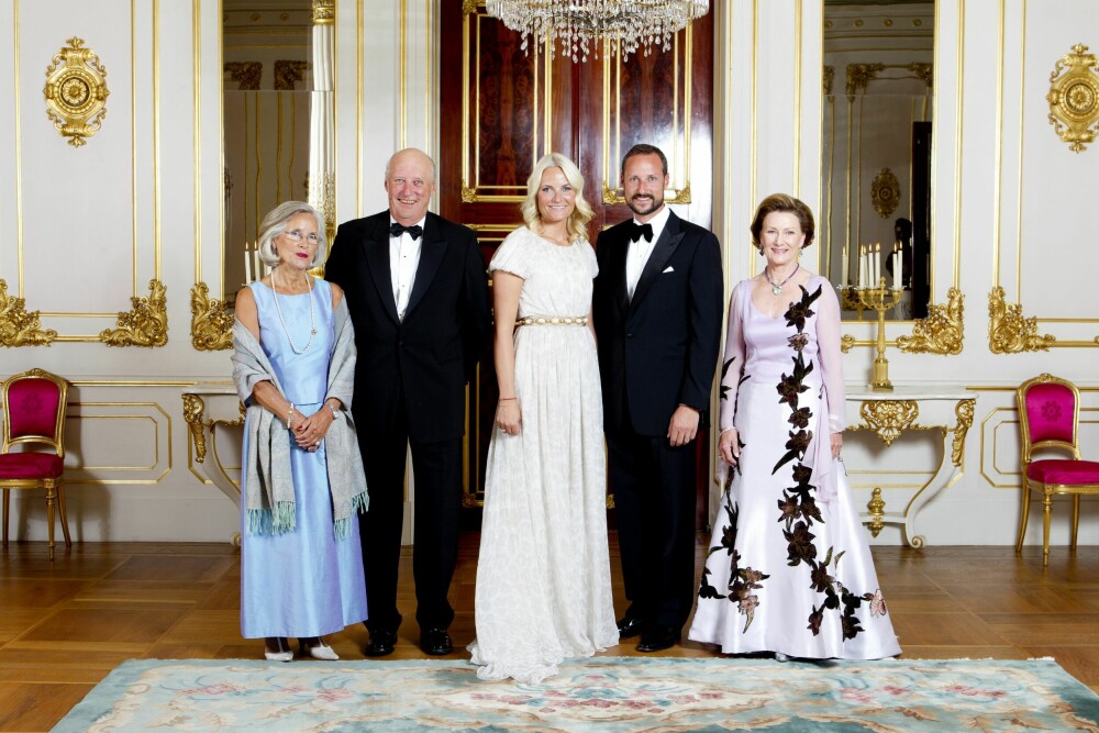 <b>10 ÅRS BRYLLUPSDAG:</b> I 2011 feiret kronprins Haakon og kronprinsesse Mette-Marit sammen med Marit Tjessem, kong Harald og dronning Sonja.