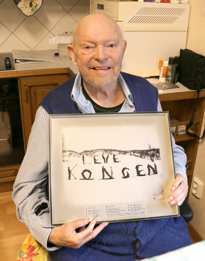 <b>TIDSVITNE:</b> Kolbjørn Langvatn var seks år i 1941 og var til stede da leve kongen-bildet ble tatt. Han husker ikke selve hendelsen. I dag bor han i Mosjøen. Bildet har han hengende på veggen.