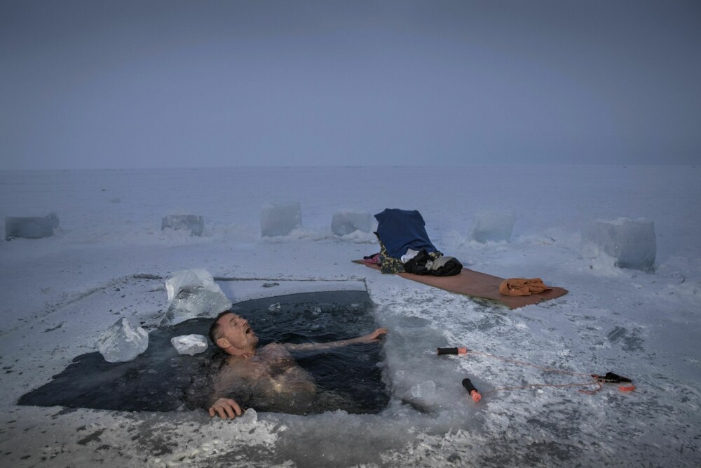 <b>DYRKER UBEHAGET:</b> Roy Erling velger gjerne største motstands vei når han er på tur, som er under et isbad i Bajkal innsjøen i Sibir.
