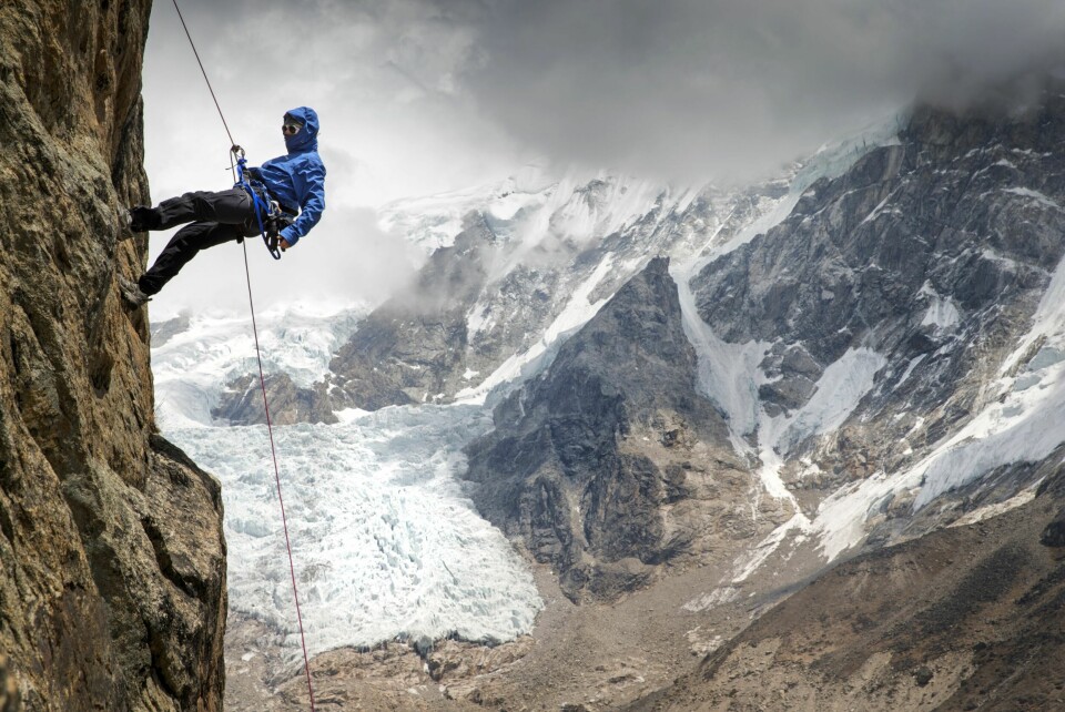 I HØYDEN: Å bestige de høyeste fjellene eller klatre i de dypeste grottene, er ikke Roy Erling opptatt av i det hele tatt. Det er turen han lever for. Som her, fra Himalaya med Makalu (8463 m) i bakgrunnen.