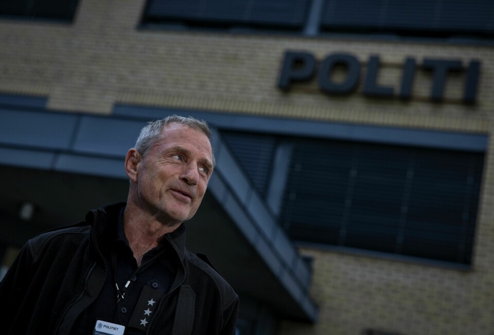 PÅ UTLÅN: Roy Erling foran arbeidsplassen i Kirkenes, hvor han er på utlån i fire uker fra 110-sentralen i Oslo (i Kirkenes ligger 110-sentralene i samme bygg som politiet).