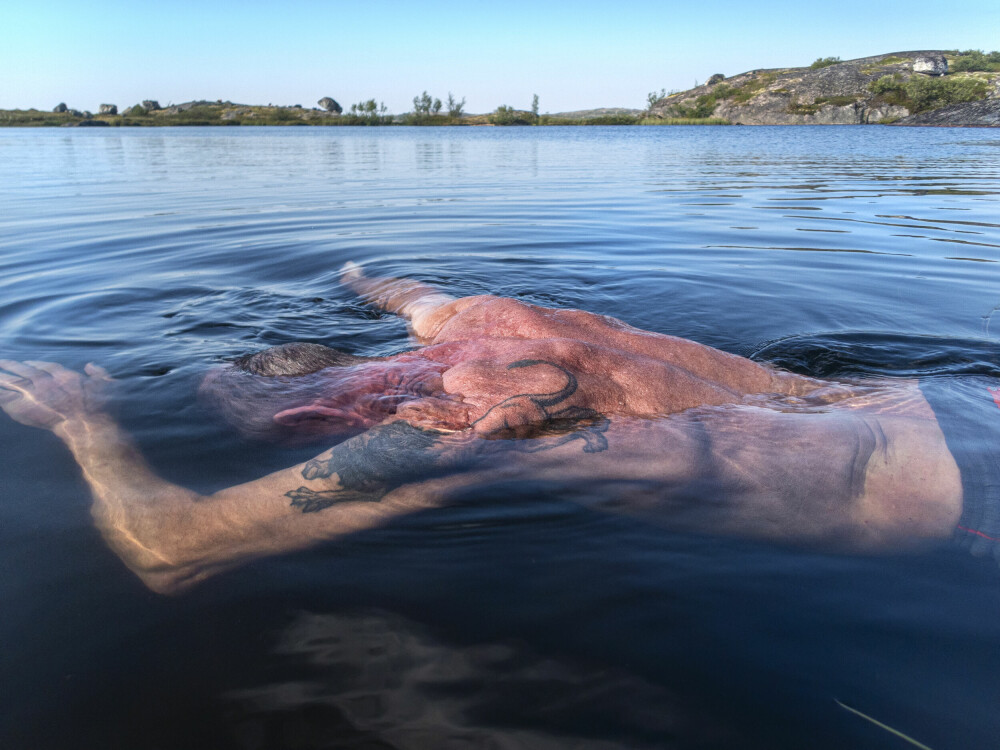 <b>FORFRISKET:</b> Roy Erlings badekar under oppholdet i Finnmark, er kanskje litt kaldere enn vanlig, men det er stort og forfriskende.