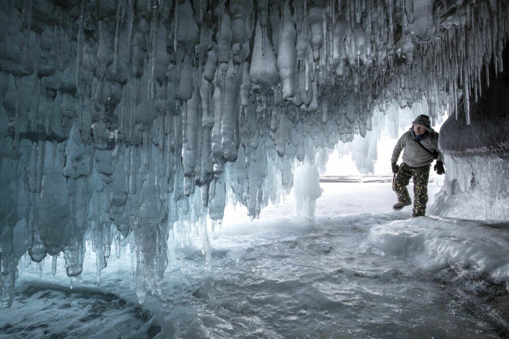 <b>EVENTYR I SIBIR:</b> Roy Erling på vei inn i en isgrotte ved Bajkal innsjøen i Sibir i 2017. Et av hans mange eventyr.