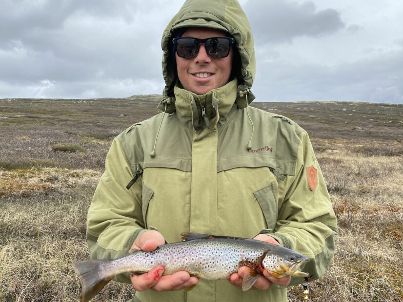 TESTER: Espen Rødal Skaar, her representert ved fiskekompis Jostein Vesterhagen, melder om en varm sommer på Østlandet.