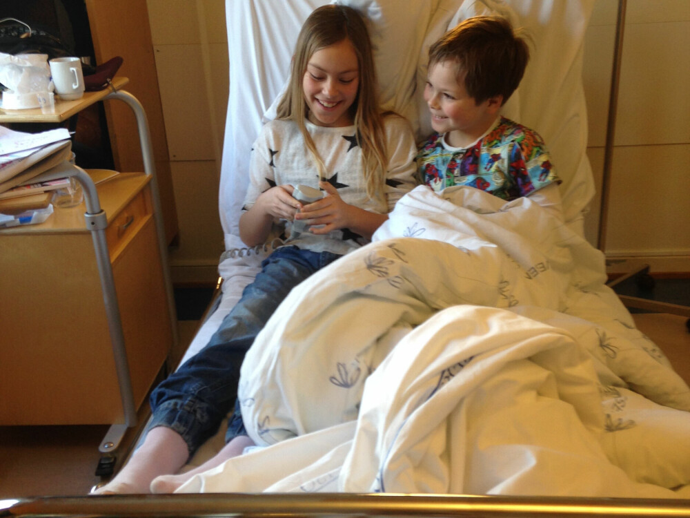 <b>FØRSTE BESØK PÅ RADIUMHOSPITALET:</b> Barna besøker mammaen på sykehuset for første gang. De var først litt forlegne og usikre. Da var det godt å kunne rette oppmerksomheten mot den kule sengen med fjernkontroll som styrte ryggen opp og ned.