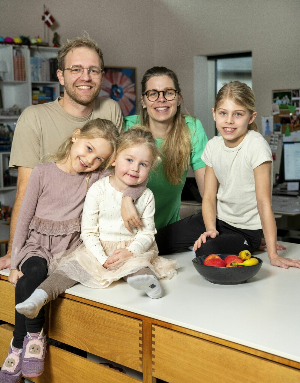 <b>SAMLET:</b> Familien samlet på kjøkkenet. Foran foreldrene Peter og Mette står Merle, Lærke og Silje. 