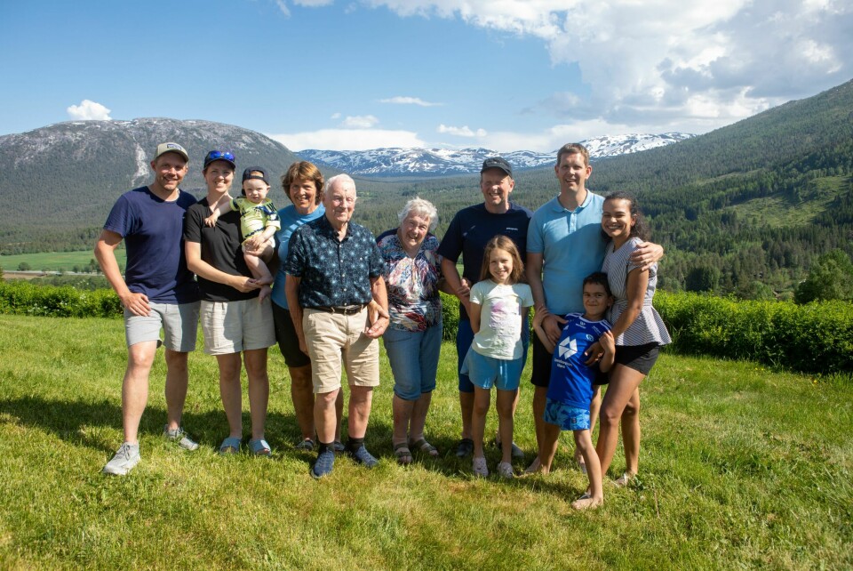 STORFAMILIE: Denne gjengen trives med å bo på same gard. Frå venstre: Stig Arve og Guro med Andreas på armen, Anne Marit, Sigvard, Maria, Leif Inge med Susanna foran seg, Stig Anders og Cindy med Gunnar foran seg.