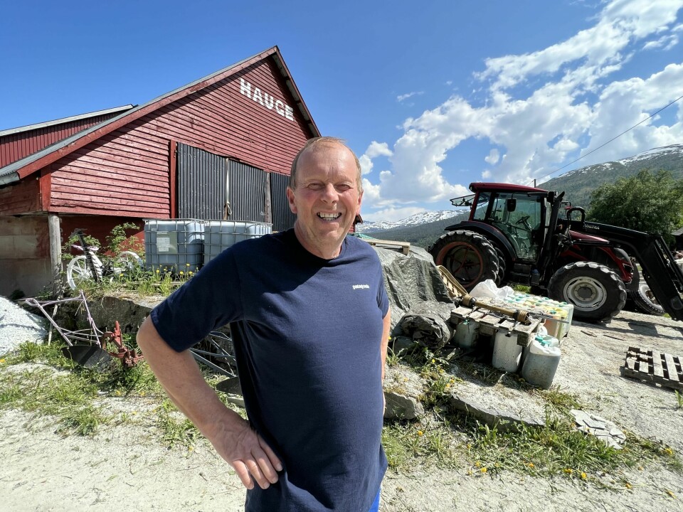 AKTIV PENSJONIST: Leif Inge har latt sonen ta over drifta av garden, men han er framleis aktiv i arbeidet.