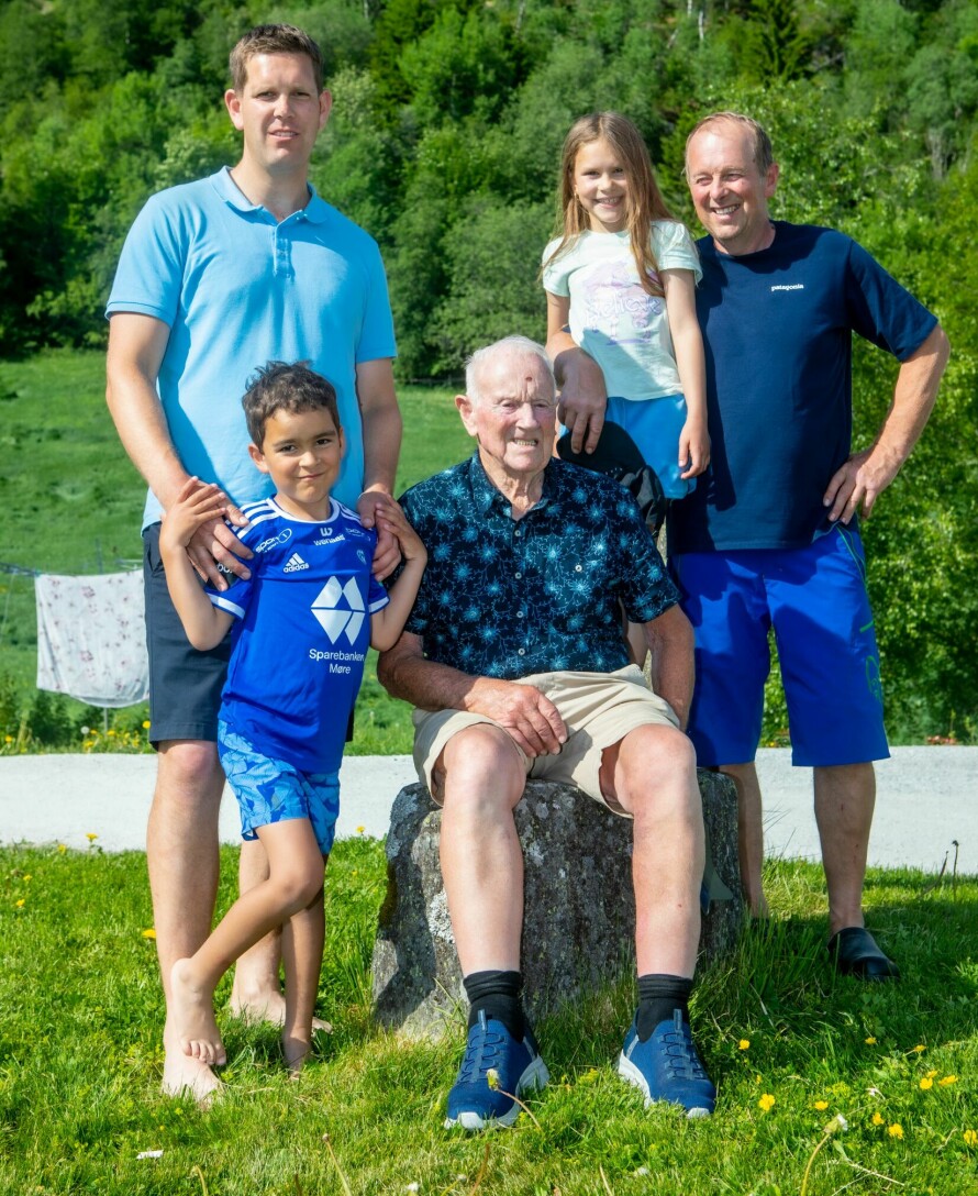 FIRE GENERASJONAR: Folket på Hauge lever godt i lag, her bur både store og små i fire generasjonar. Bak frå venstre Stig Anders, Susanna og Leif Inge, foran er Gunnar og Sigvard.