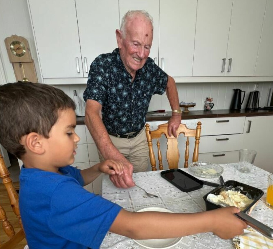 BESØK HOS OLDEFAR:
Når Gunnar besøker oldefar,
er det alltid noe godt å få.
Idag kom isboksen på bordet.