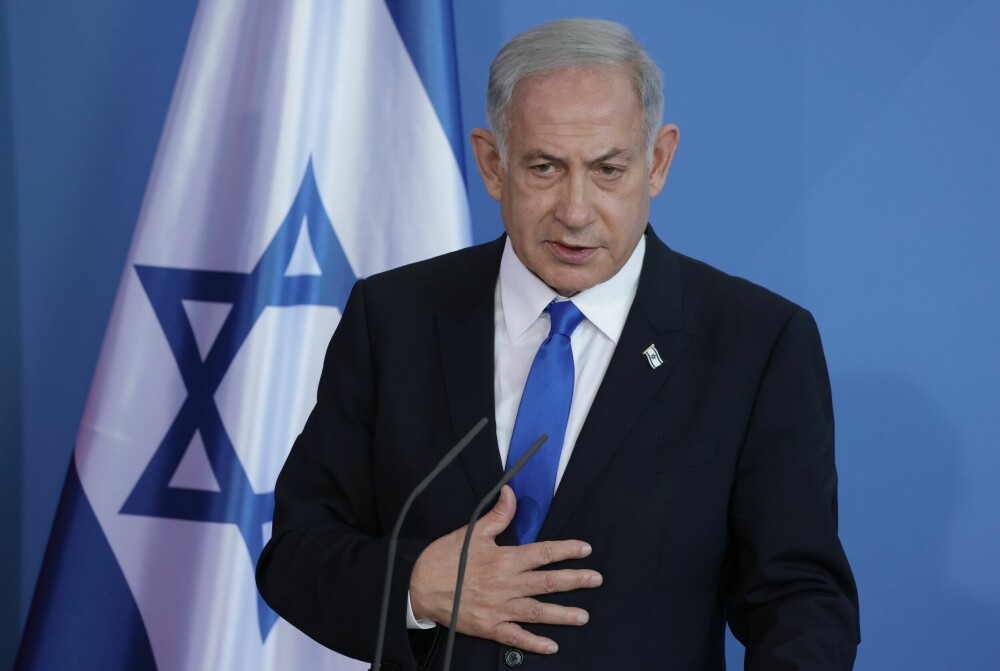 <b>«CRIMEMINISTER»:</b> Statsminister Benjamin Netanyahu er en mester i å manøvrere i opprørt politisk farvann, men nå trues han både av politisk sammenbrudd og fengselsstraff etter å ha blitt tiltalt for korrupsjon.