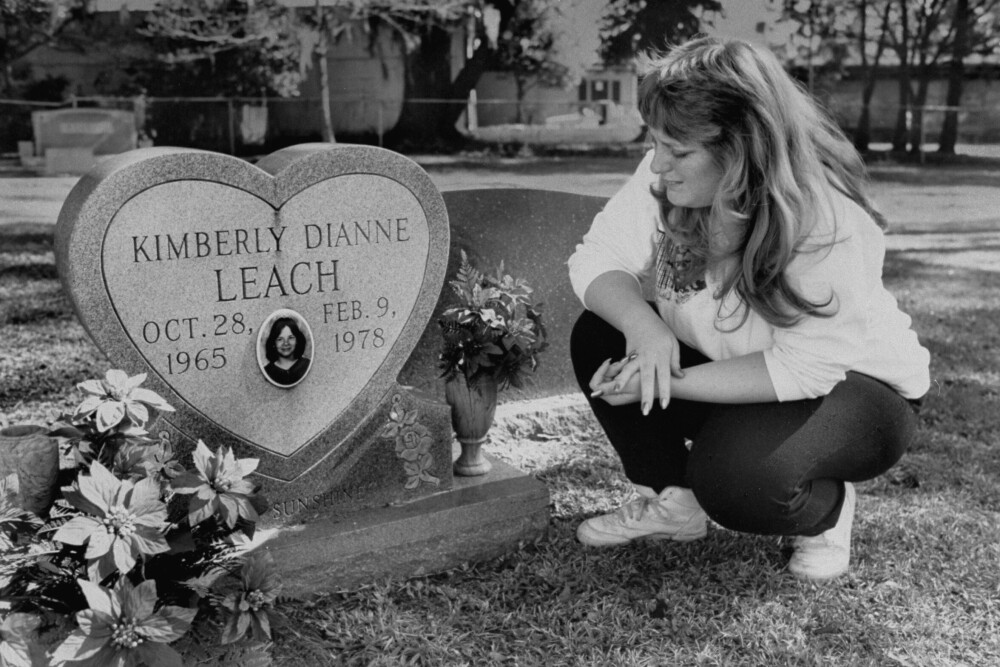 <b>STOR SORG:</b> Det usedvanlig brutale drapet på den 12 år gamle Kimberly Leach i 1978 utløste fortvilelse. Venninnen Lisa Williams fortsatte å oppsøke graven i flere år etter drapet, her i 1989.