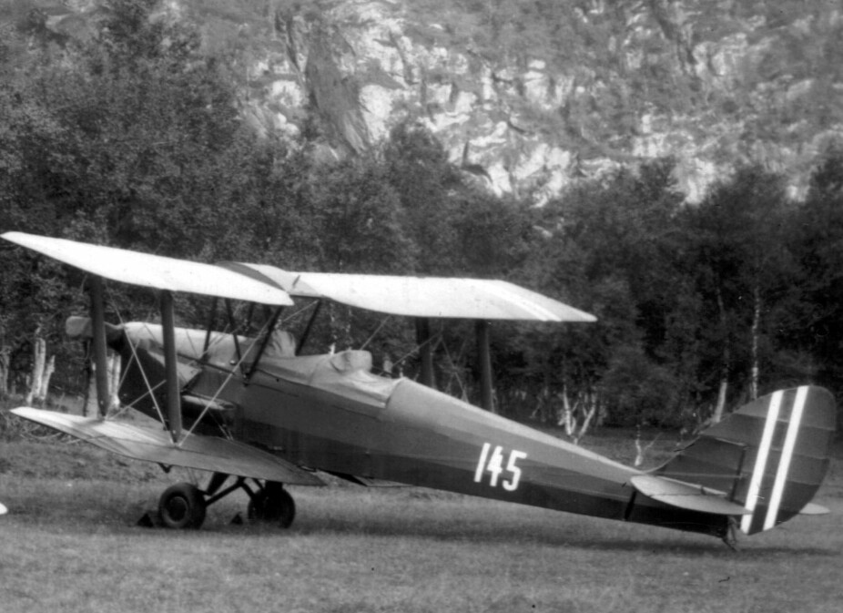 <b>NYBYGD PÅ LANGTUR:</b> Tiger Moth 145 på Elvegårdsmoen ved Narvik sommeren 1933, kort tid etter å ha blitt ferdigstilt på Kjeller.