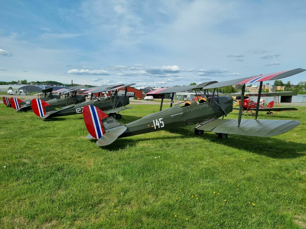 <b>VAKKERT OG HISTORISK:</b> Tiger Moth 145 i godt selskap med flydyktige artsfrender på Kjeller. Video av flyets historiske takse-tur med «høy hale» kan nytes på Facebook-gruppen «Warbirds of Norway».