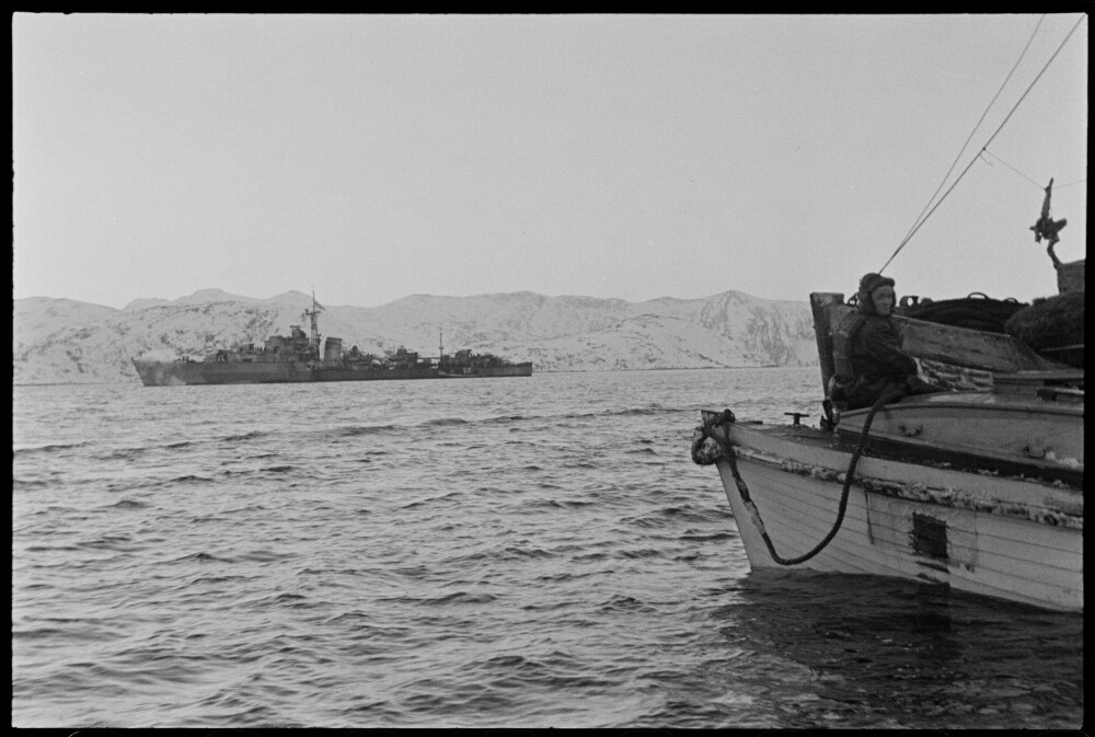 <b>REDNINGEN:</b> Krigsfotografen Ole Friele Backer dokumenterte huleboertilværelsen på Sørøya og redningsoperasjonen i Dønnesfjorden i februar 1945. Fire allierte jagere hentet de norske flyktningene uten å bli oppdaget av tyske patruljebåter. 
