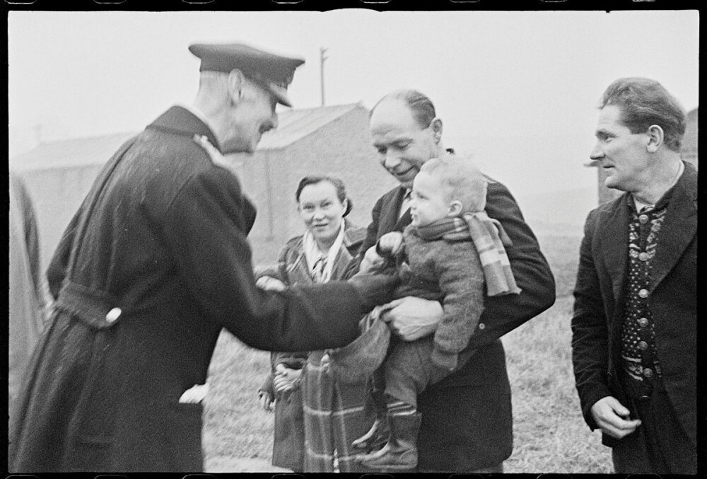 <b>KONGEMØTE:</b> Kong Haakon hilser på lille Eldor Mortensen, overlevende fra Henry Bacon i flyktningleiren i Skottland. De øvrige på bildet er guttens foreldre, Simon og Berit, og onkelen Alfred Johnsen til høyre. 
