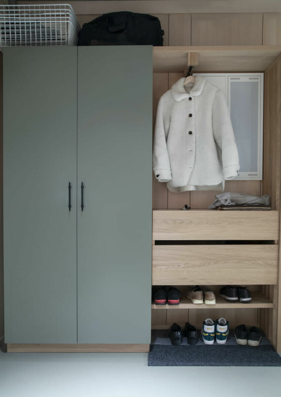 SYSTEM I GARDEROBE: I yttergangen har hver sin leilighet sin egen garderobe med egen fargekode.