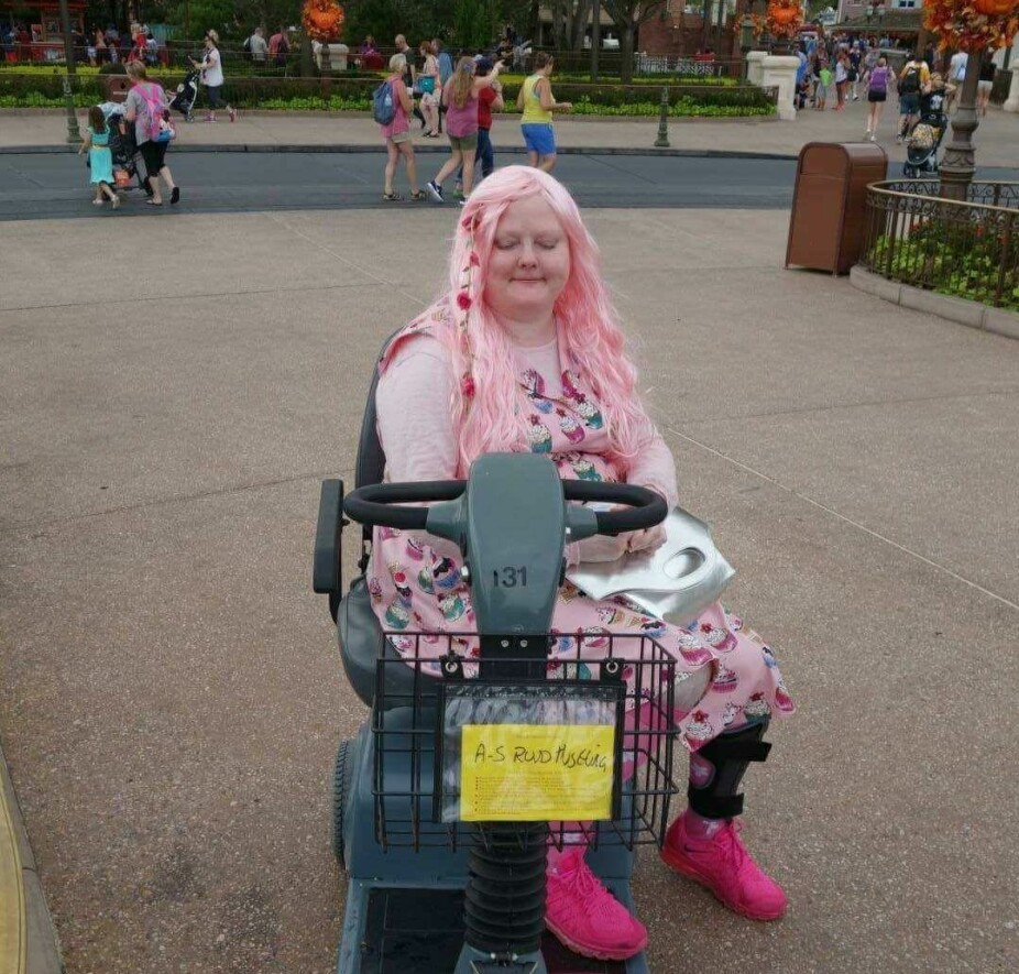 EGEN DONING: Med den elektriske rullestolen kunne Anne-Stine komme seg rundt i Disney World. Nå bruker hun en rullestol for å komme seg rundt i leiligheten hjemme.
