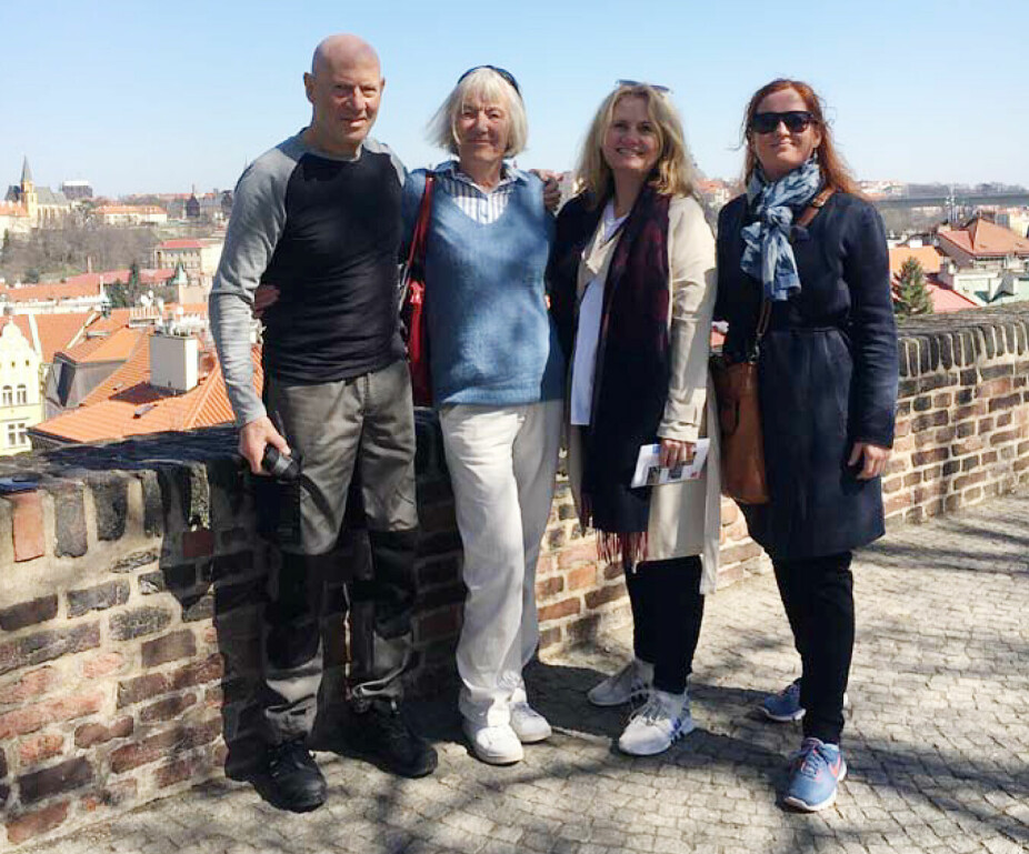 <b>LYKKELIG UVITENDE PÅ TUR:</b> Hele familien på helgetur til Praha våren 2018 – to år før moren Inger fikk kreftdiagnosen. 