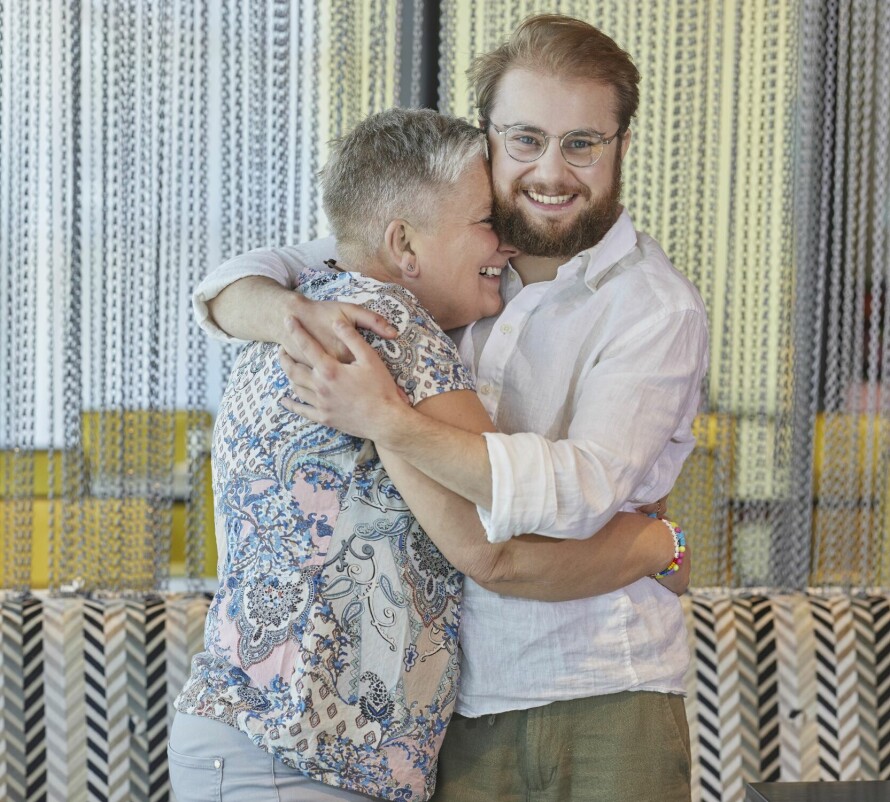 MOR OG SØNN: Mats ble født jente. I dag har han gjennomgått kjønnsbekreftende behandling og er gutt.