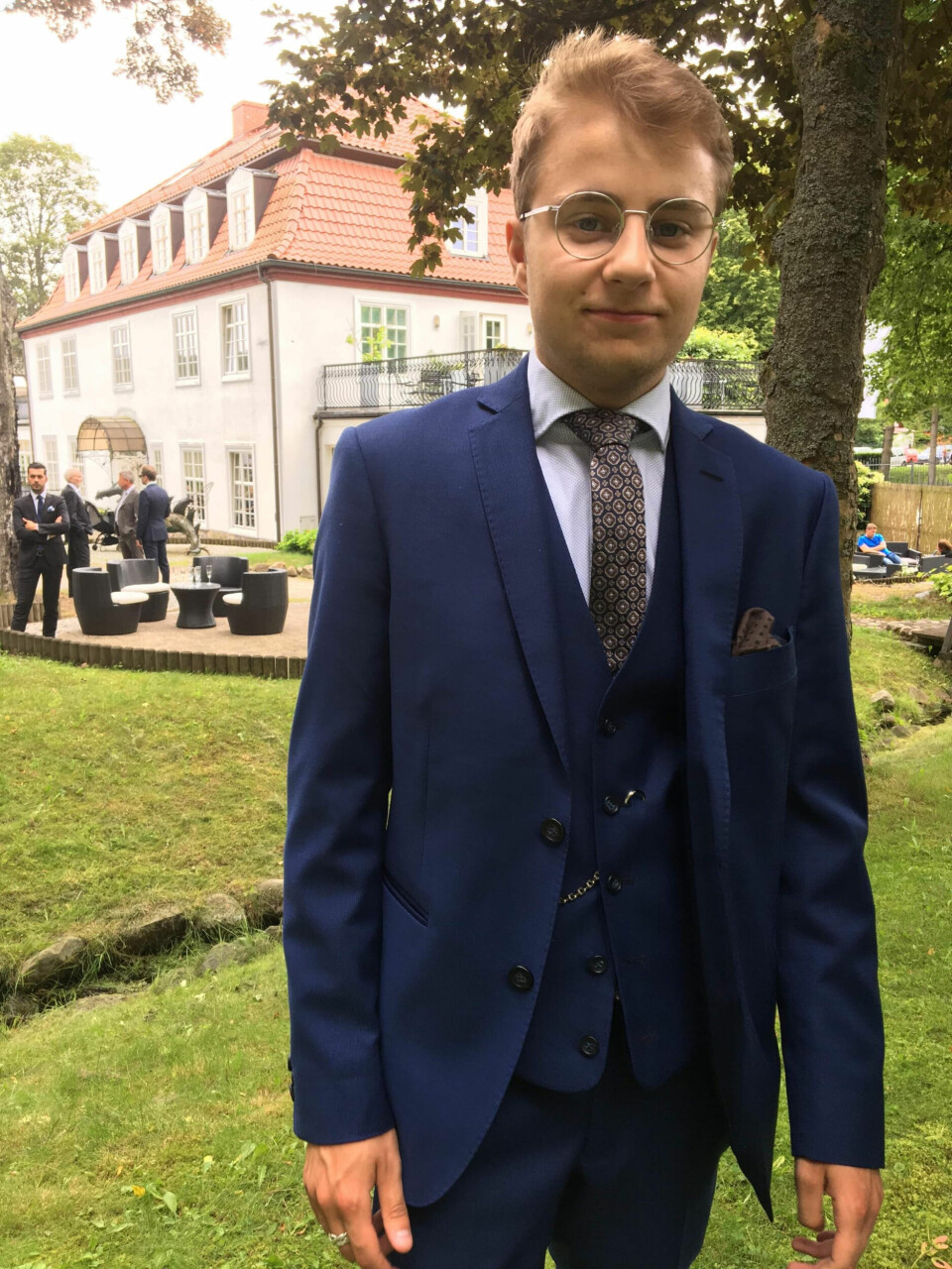 DRESS: Da Mats fikk sin første dress, føltes alt riktig. Han levde som gutt lenge før utredninger, testosteronbehandling og operasjoner kom på agendaen.