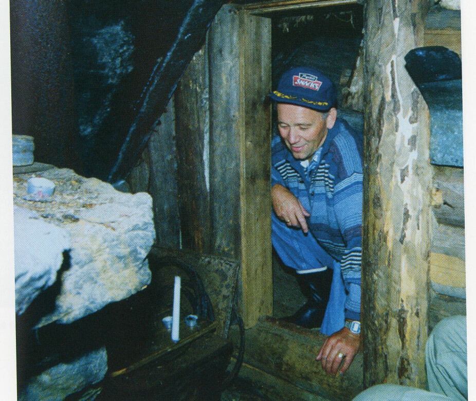 <b>BRA STANDARD:</b> Flere av hulene til Edvin-Johansen hadde bra standard, med tømmer- eller plankevegger, gulv og tak. Her et bilde fra boken «På sporet av Elg-Johansen», der Harald Vala inspiserer hula i Siljuknatten. Denne hula er dessverre utbrent og ødelagt.
