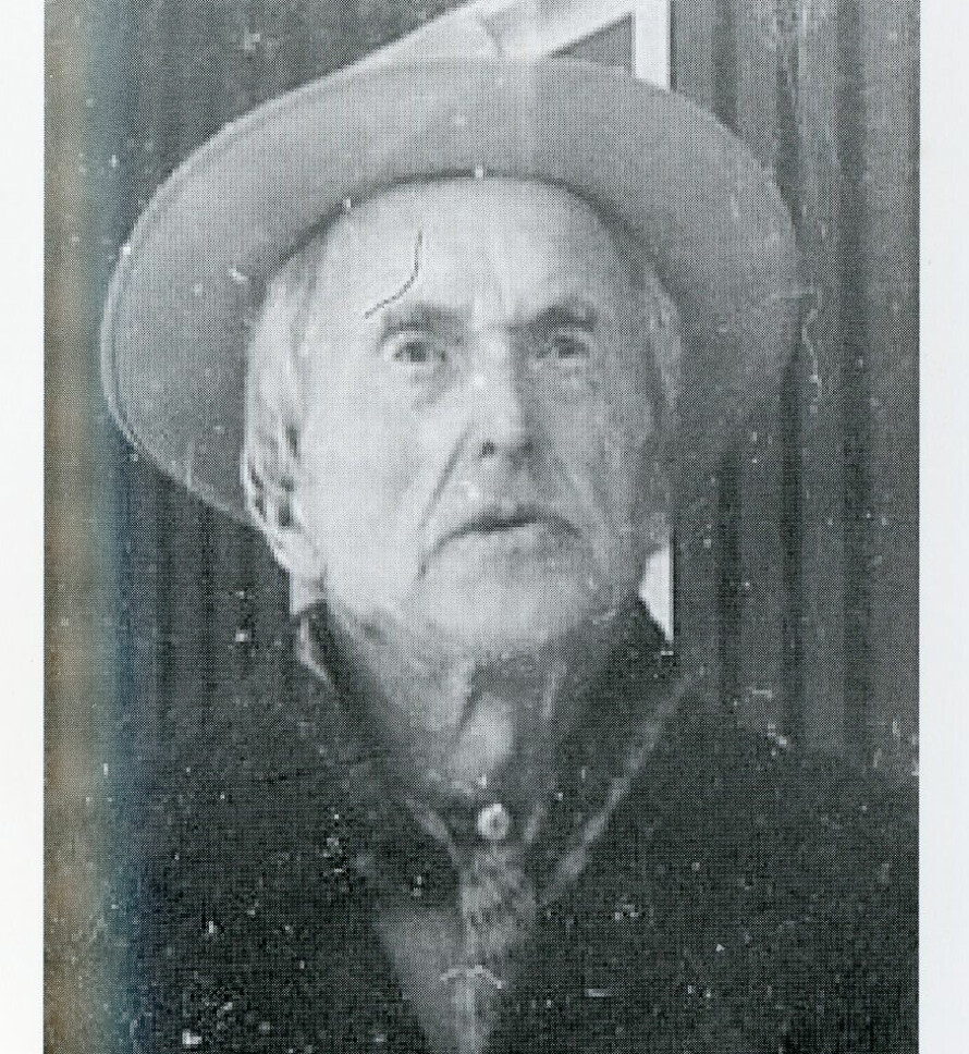 ELG-JOHANSEN: Født: 27. april 1881      Død: 27. februar 1965. Edvin Johansen, døpt Simon Edvin Johansen Malmedal, tilbrakte store deler av livet som løsarbeider i Valebø i Telemark. Han var kjent for å jakte elg ulovlig – og gikk under tilnavnet Elgskyttaren og/eller Elg-Johansen.