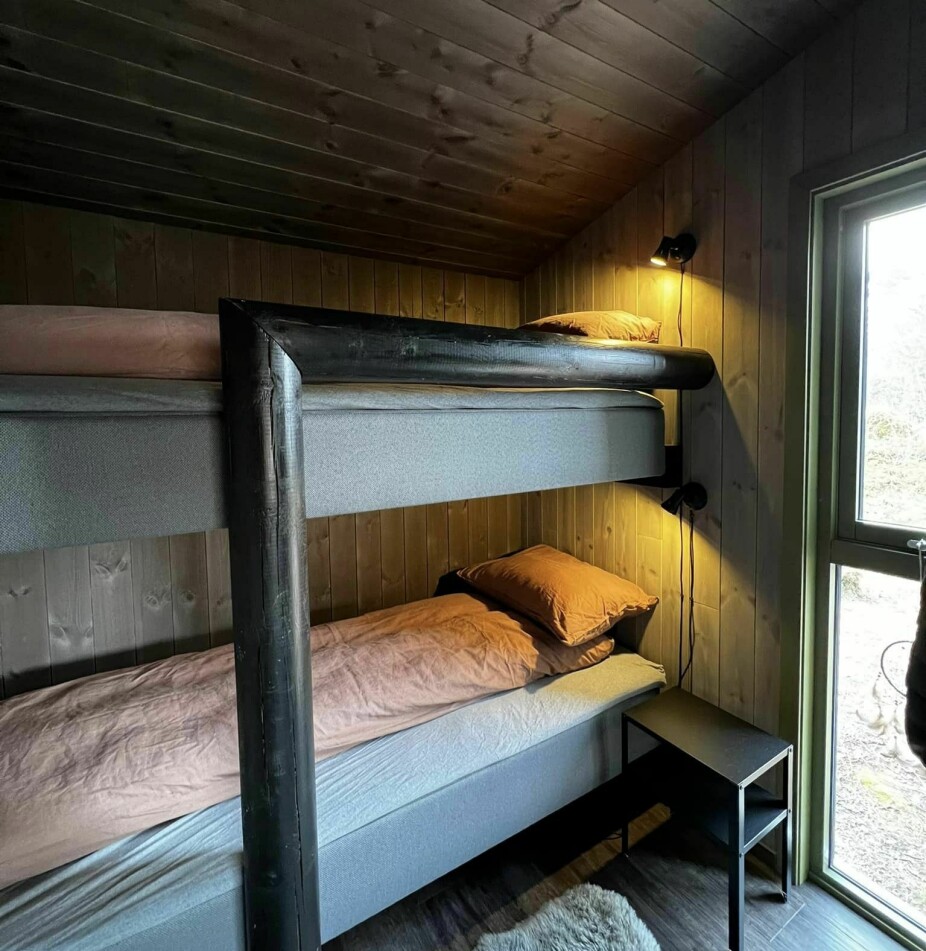 SOVEROM: Hytta har et eget soverom med køyeseng.