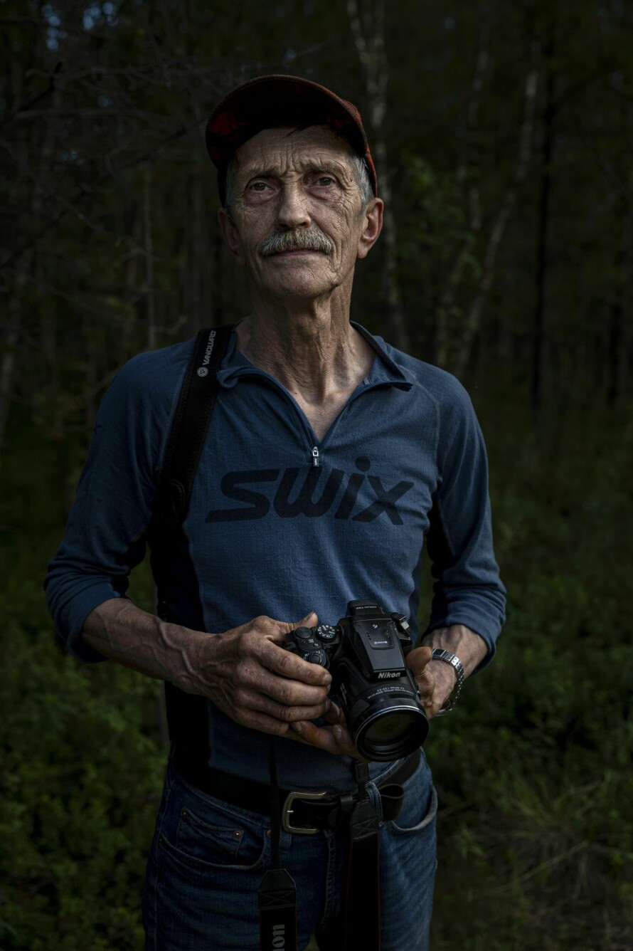 BJØRN I SIKTE: Hermann Sotkajærvi er en av Norges mest erfarne bjørnejegere, men først og fremst er Hermann en skogens mann. Her står med hva han oftest bruker når han «jakter» bjørn; kikkert og kamera.