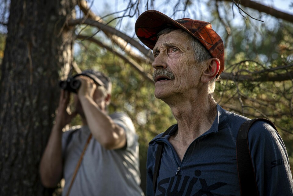 TRENET BLIKK: Hermann Sotkajærvi med sønnen Ben Arne i bakgrunnen.