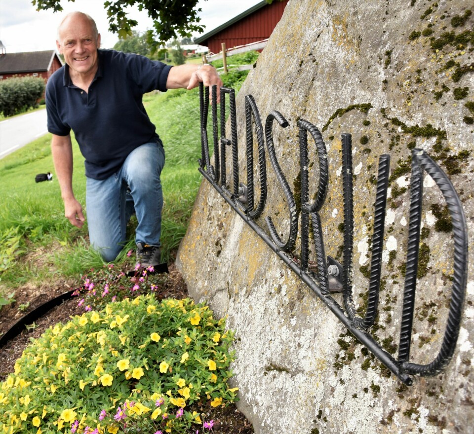 GIKK BRA: Idyllen ble bevart på Kjelsrud gård, som slapp å bli okkupert av Vidkun Quisling og hans stab. Bonde Kjell Lunde er sjeleglad for at det gikk som det gikk og at gården på Helgøya ikke ble åsted for et blodbad da krigen i realiteten var over.