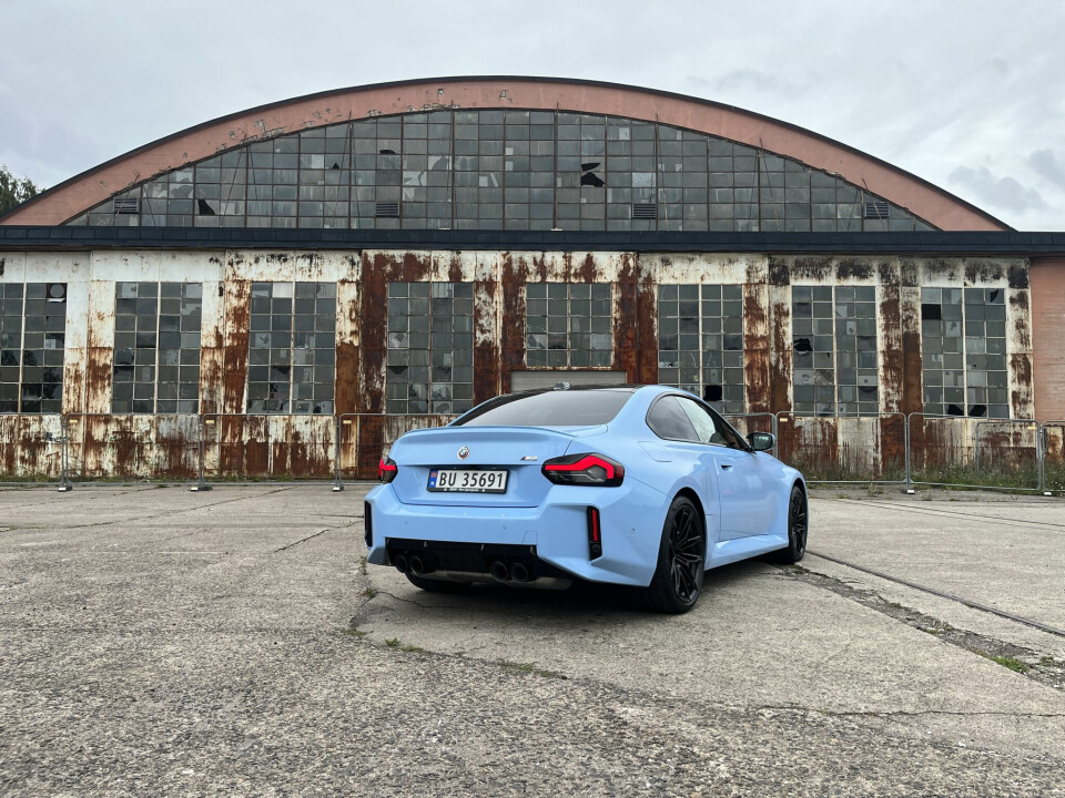 KANTETE: M2 er blitt mer kantete i formen enn forgjengeren. Hekken domineres av distinkte linjer – og ikke minst de fire enderørene. Sportseksos sørger for et kledelig lydbilde.