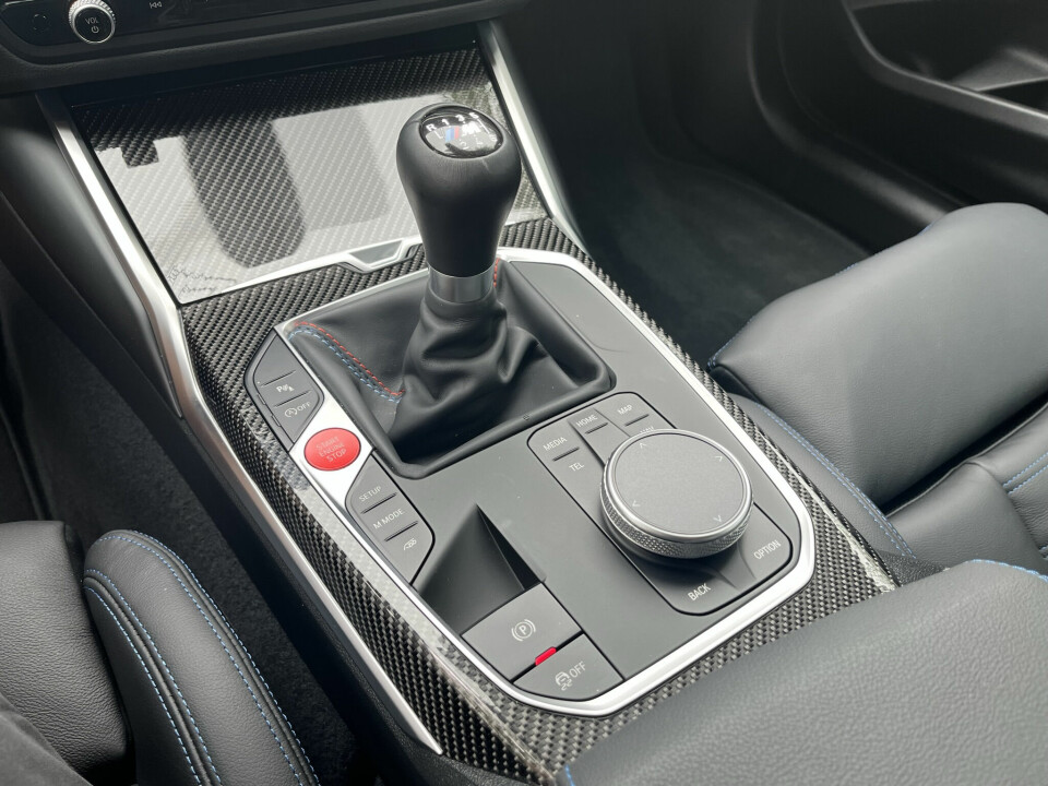 RETRO: Manuelt gir på en bakhjulsdreven bil med masse hestekrefter er en sjelden og forfriskende opplevelse. 15 prosent av de som har bestilt M2 i Norge har valgt manuelt gir.