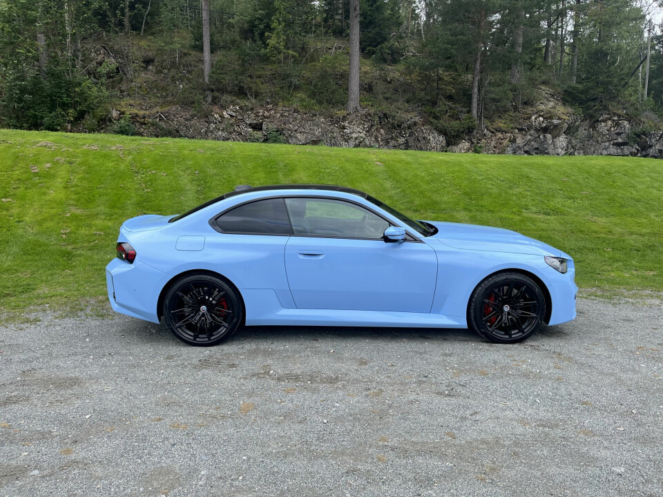 STANDARD: M2 kommer standard med adaptiv M-understell, M sportsdifferensial og M Servotronic-styring som justere karakteren etter hastighet og kjøremodus. Den ruller på 19-tommers hjul foran og 20-tommer bak.