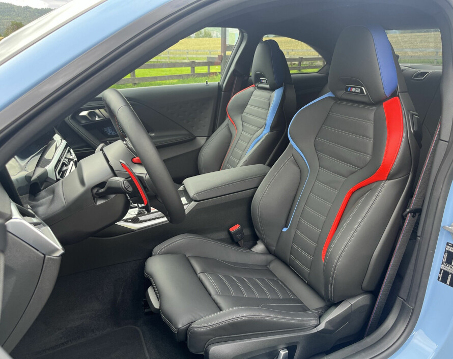 Førerstøtte: Godt polstrede sportsseter er standard. M2 kan også leveres med bøtteseter i karbon