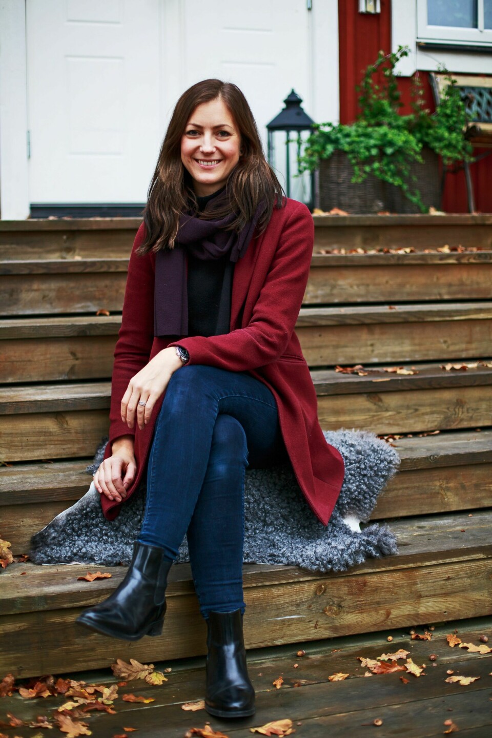 OMBYGD SOMMERHYTTE:  Sara og familien stortrives i huset med stor hage hvor de dyrker egne grønnsaker og stadig planter flere blomster og busker.