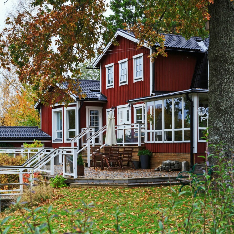 STORE UTEAREALER: Huset var opprinnelig en sommerhytte. Glassverandaen ble påbygd på 1970-tallet. Den venstre siden av huset er ny, og foran den står gjestehuset, også det relativt nytt. Trappene leder ned til den nederste delen av hagen med drivhus, husker, eple- og pæretrær.