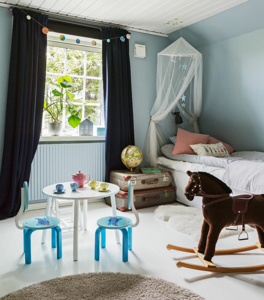 GAMMELT OG NYTT: Biancas rom i andre etasje. Gyngehesten er et loppefunn. Teppe og sengehimmel fra Ikea. I sengehimmelen henger det stjerner som er klippet ut fra et gammelt atlas. Koffertene som brukes som nattbord, ble kjøpt på loppemarked, og globusen kommer fra jordglob.se.