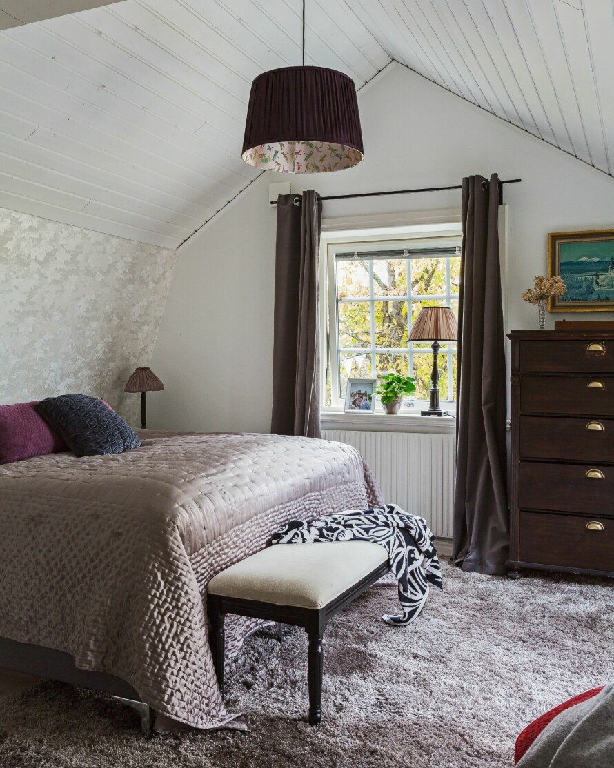 SOVEROMMET: Sara og Leos rom går i brune toner, men blir snart malt i dueblått. Seng og sengeteppe fra Mio, puter fra H&M Home. Pallen i enden av senger er fra Ellos. Pleddet ble kjøpt i Frankrike, teppet er fra Indoori.