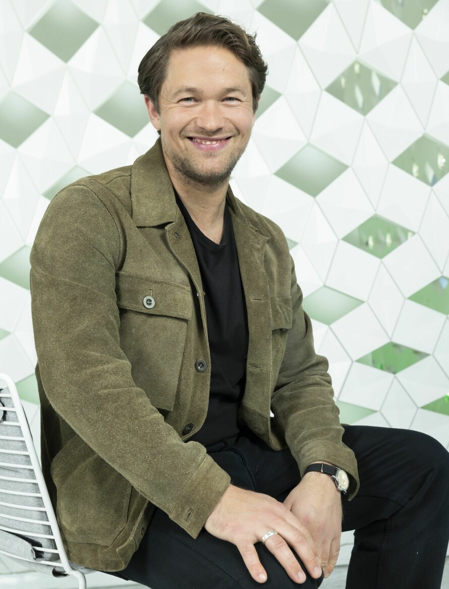 RING PÅ FINGEREN: Jakob hadde en solid sølvring på høyre ringfinger i forbindelse med annonseringen av årets Gullruten-nominasjoner.