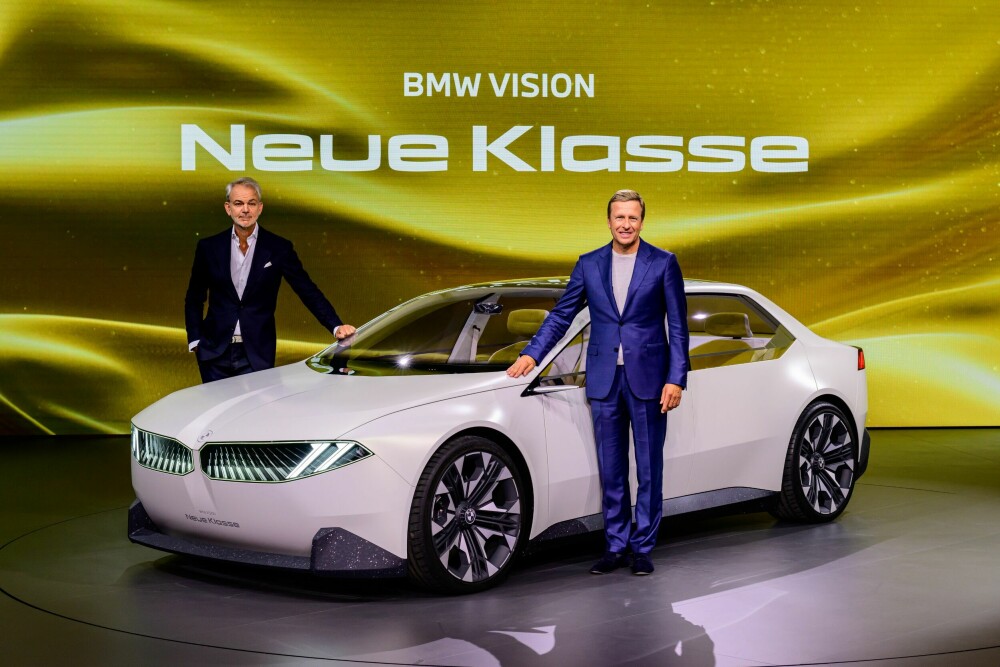 <b>BMW-SJEFER:</b> Designsjef Adrian van Hooydonk (til venstre) og BMW CEO Oliver Zipse sammen med konseptbilen på scenen i München. 