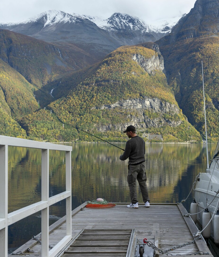 <b>HERLIGE HOBBYER:</b> Sunndalsfjorden er perfekt for båtliv og for å dyrke fotointeressen. Rune tar også gjerne noen kast med fiskestangen når fjorden ligger vakker og stille.