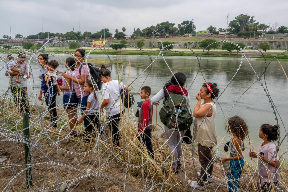 <b>SLIPP OSS INN:</b> Migranter fra Sør- og Mellom-Amerika trygler de amerikanske grensevaktene om å få slippe inn i USA. 