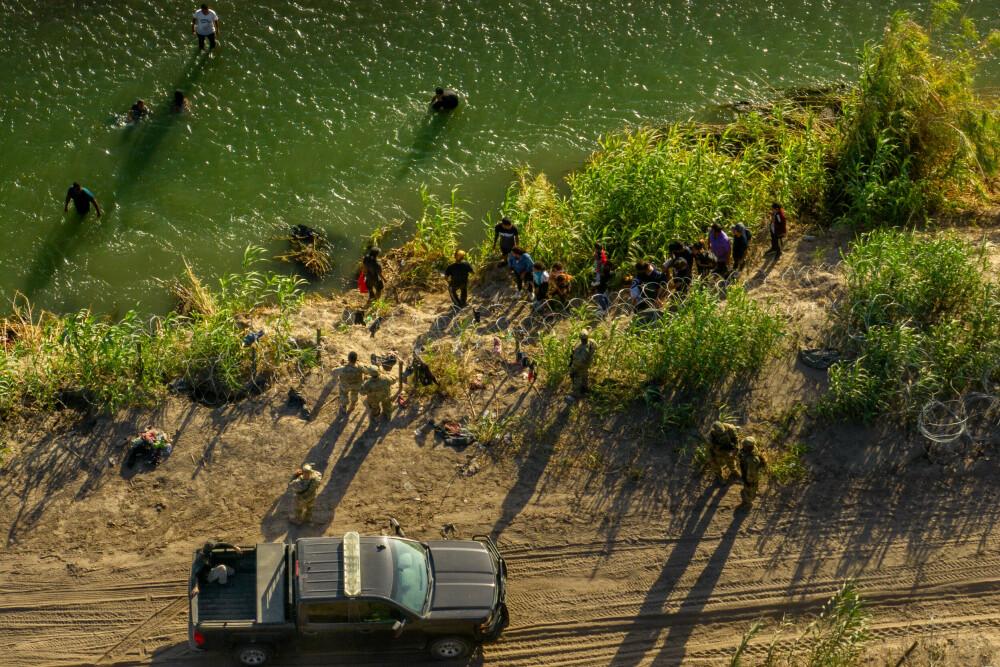 <b>DE KOM SEG OVER:</b> Dette fotoet viser migranter som er i ferd med å komme seg over Rio Grande og inn på amerikansk side. Men der står grensevaktene klare.  