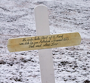 Ole Barth Tellefsen hadde fått malt en tekst på korset som markerer fellesgraven ved Svenskehuset: «Her under hviler Støvet af 15 Mand som døde her paa Mitterhuk i Foraaret 1873. Fred med eders Støv.»