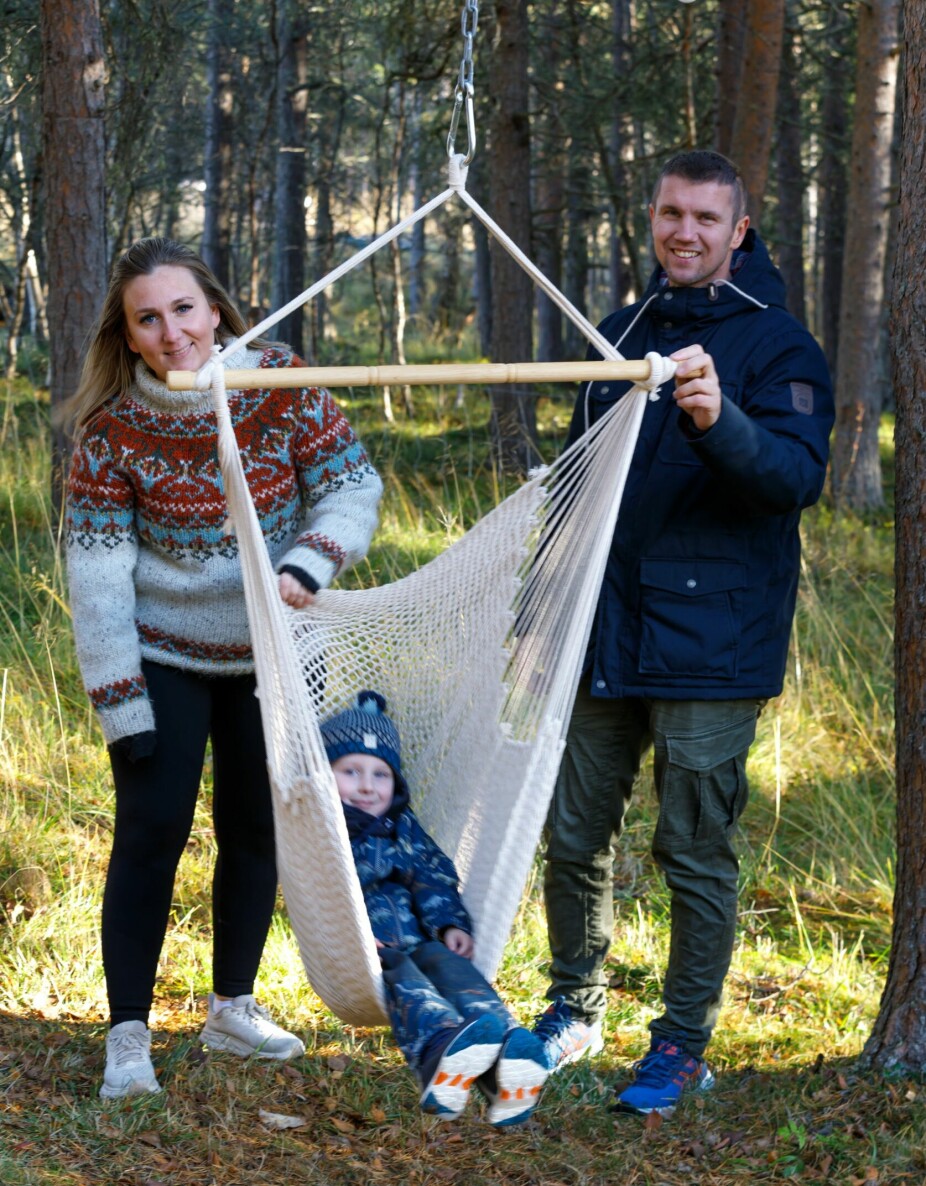 <b>FAMILIEN SAMLET:</b> Helene, Thomas og Sebastian stortrives som nybakte hytteeiere i Oppdal.