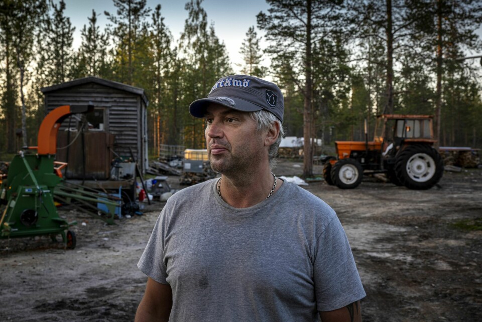 Ben Arnes «kontor» −Her snekrer og lager jeg blant annet lavvostenger, forteller han og sier at han gjerne skulle utvidet virksomheten litt.