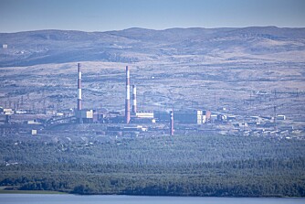 <b>NABO:</b> Fra 96-høyden kan den russiske byen Nikel ses. Tidligere var smelteverket i byen beryktet for sin ekstreme forurensning, noe som også påvirket Sør-Varanger i stor grad. Nå er nikkelverket nedlagt.