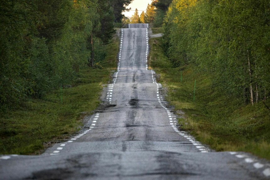 RISTER LØS ALT SOM ER: Ben Arne Sotkajærvi forteller at en han kjenner, som hadde ødelagt halebenet, ble hentet med ambulanse inne i Pasvik og deretter kjørt ut på denne veien. − Det var noe av det jævligste han hadde vært med på, forteller Ben Arne.