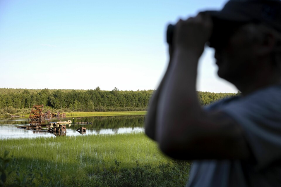 TIDLIGERE FORBUDT: Ben Arne kikker over mot Russland. − Da jeg var ung, var det ikke fikk lov å hilse på noen du så på andre siden av Pasvikelva, eller engang ta foto over mot Russland med telelinser. Men vi tenkte aldri over at det var Russland der på andre siden, minnes Ben Arne.